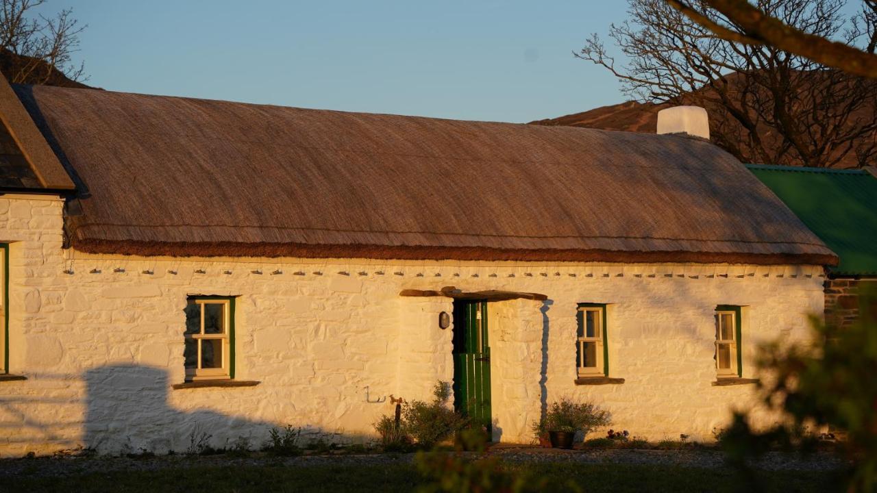 Secluded Thatched Cottage, Near Beaches & Hill Walking Rashenny Exteriör bild